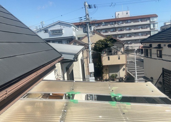 宝塚市　2階バルコニー屋根の波板貼り替えを足場なしで行う前の様子
