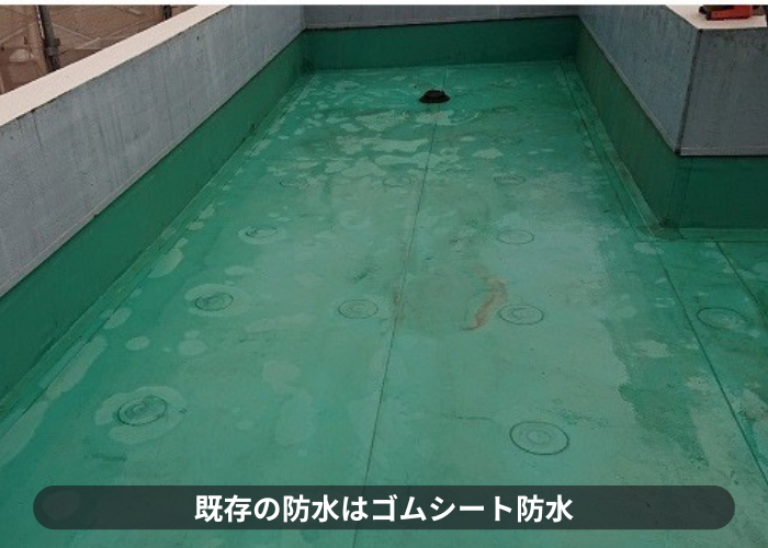 伊丹市でウレタン防水通気緩衝工法を行う屋上の様子