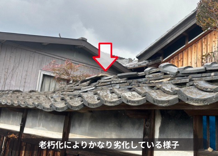 三木市　老朽化により笠木の瓦が劣化している様子