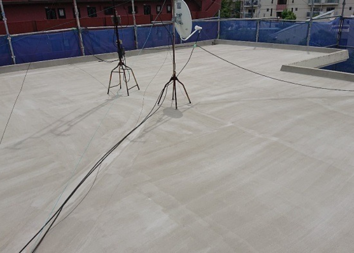 神戸市灘区　屋上防水工事でセメントを塗った様子