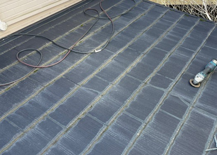 西宮市でスレート屋根の重ね葺き工事を行う前の様子