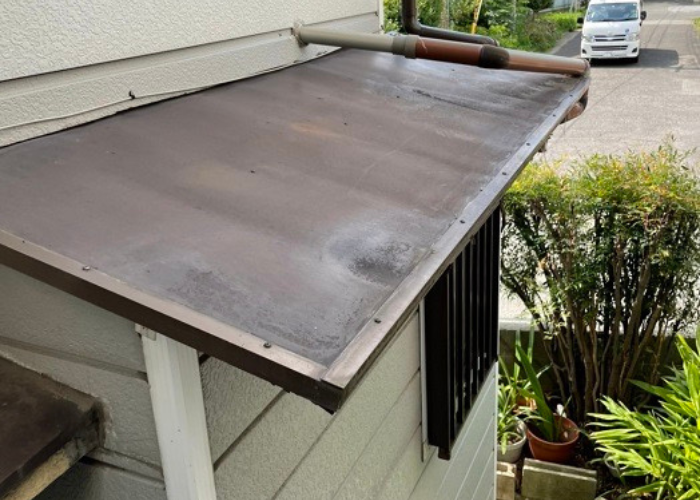 尼崎市　貼り替え工事を行う前のトタン庇屋根