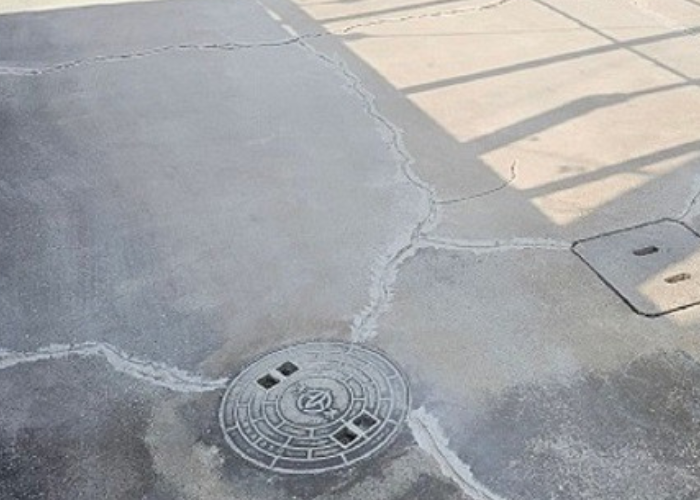 市川町にお住まいの方へ姫路市で行ったガレージ土間のひび割れ補修を行う前の様子