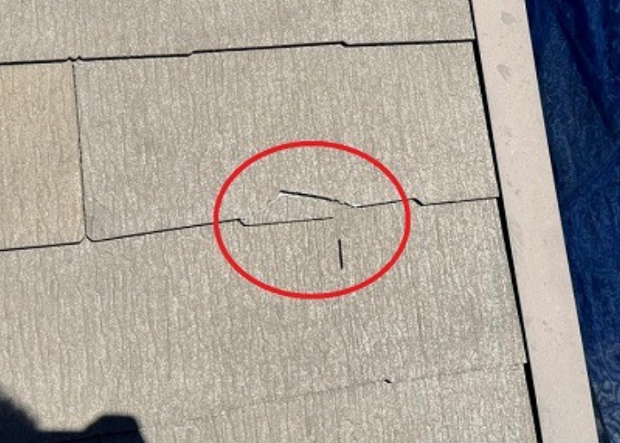 猪名川町　スレート屋根の差し替え補修を行う前の様子