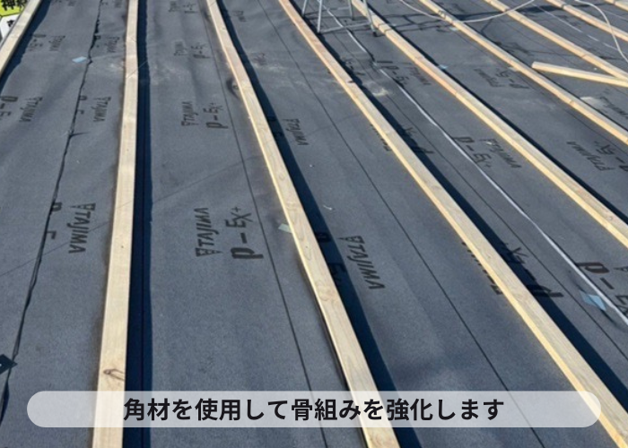 猪名川町　角材を使用して骨組みの強化をしている様子