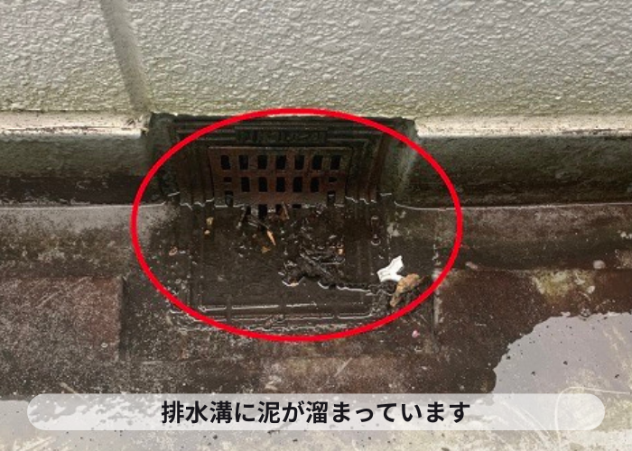 加西市　排水溝に泥が溜まっている様子