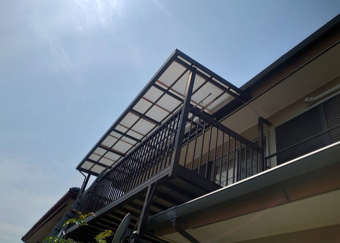 宝塚市　2階ベランダのポリカ波板を足場なしで貼りかえる前の様子