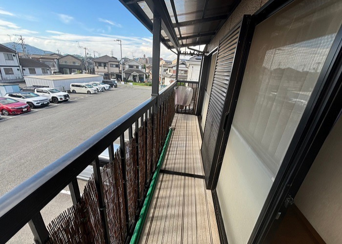 猪名川町　劣化して割れたベランダ床の貼り替えを行う前の様子