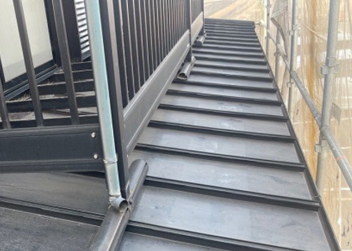 猪名川町　色褪せたトタン製の瓦棒屋根を塗装しリフォームする前の様子