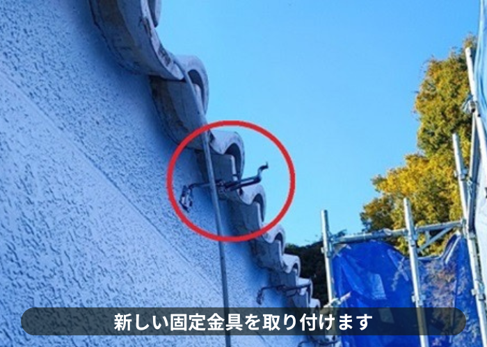 猪名川町　雨樋工事で新しい固定金具を取り付けている様子