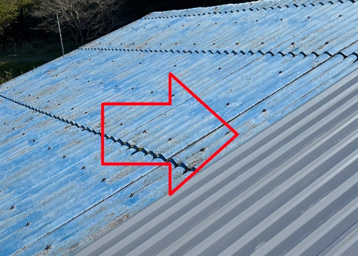 三木市　大波スレートの上から新しい屋根材を葺いている様子