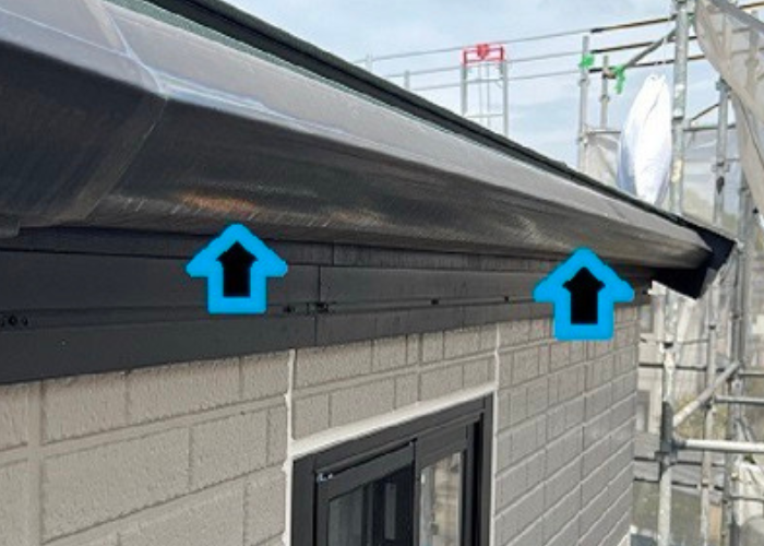 市川町にお住まいの方へご紹介する現場でオーバーフロー対策の雨樋修理交換でPC77を使用する前の様子