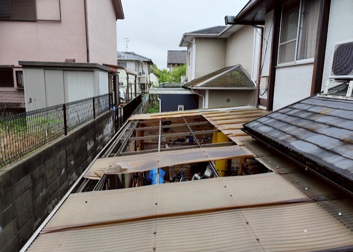 三木市で小波鉄板を用いてガレージ屋根の塩ビ製波板を張り替える前の様子