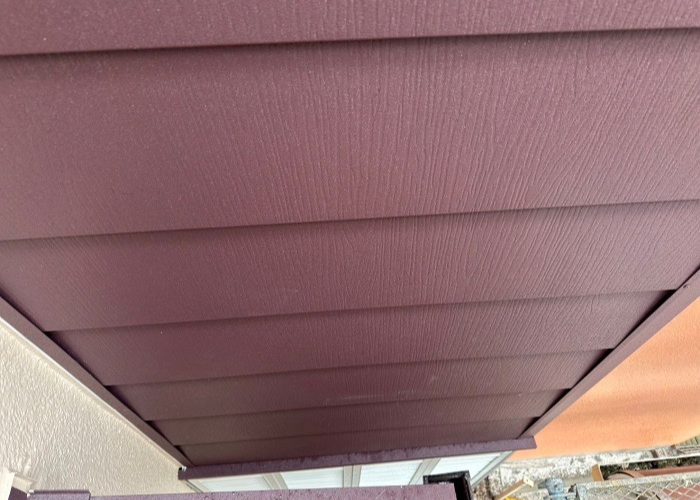 三木市の外壁リフォームで剥がれの酷い木製の外壁にカバー工事した後の様子