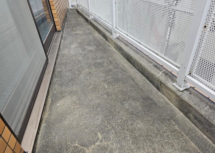 芦屋市　雨漏りしているバルコニーへウレタン防水で補修する前の様子