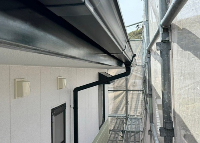 猪名川町　木製破風板の剥がれを解消するために破風板板金巻き工事を行った後の様子