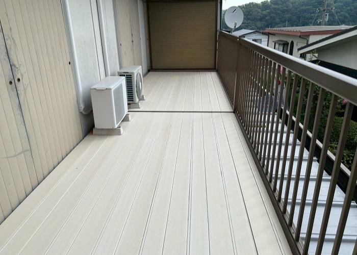 三木市で1階への雨漏り修理としてベランダ床を脱着し防水処理を行う前の様子