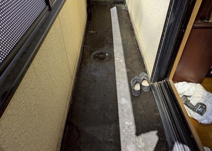 神戸市中央区の大和ハウス戸建てでベランダの塩ビシートを貼り替える前の様子