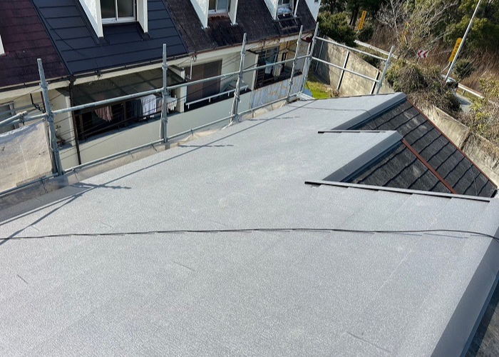 猪名川町　雨漏りしている戸建てで部分的な屋根重ね葺き工事を行った後の様子