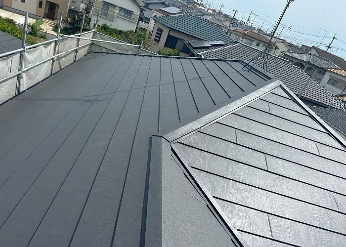 三木市で屋根断熱工事として戸建ての屋根カバー工法を行った後の様子
