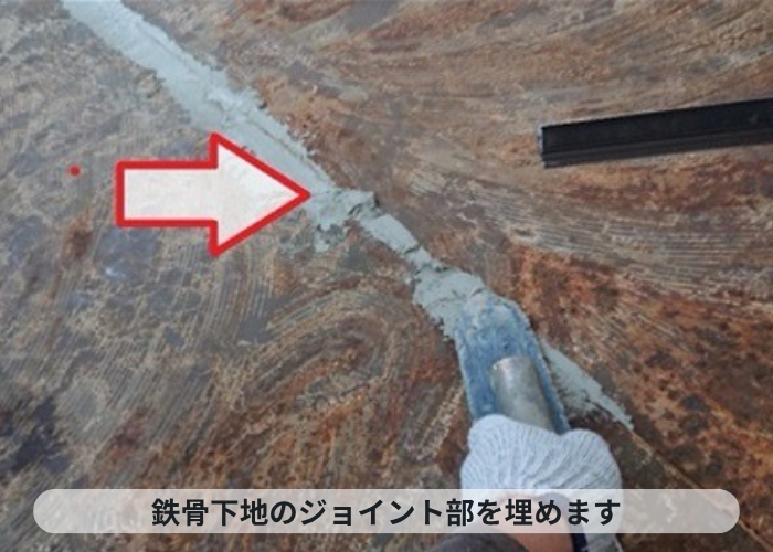 西宮市　4階建てハイツの共用階段のジョイントにシーリング