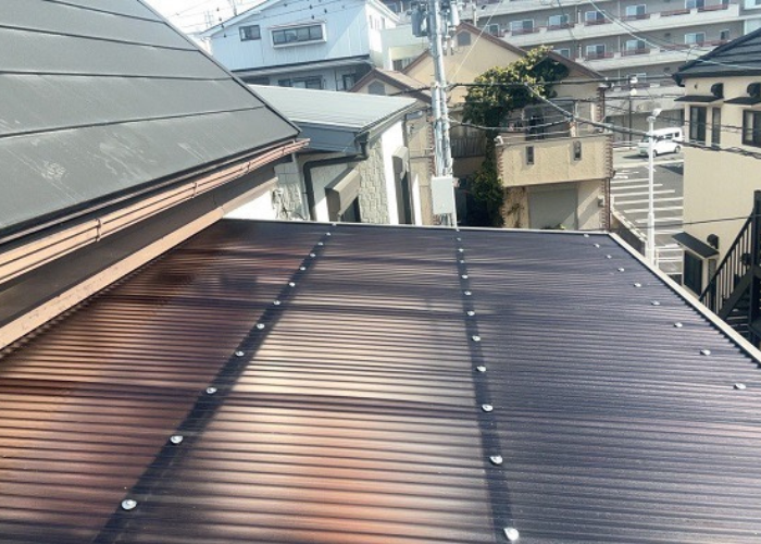 宝塚市　2階バルコニー屋根の波板貼り替えを足場なしで行った後の様子