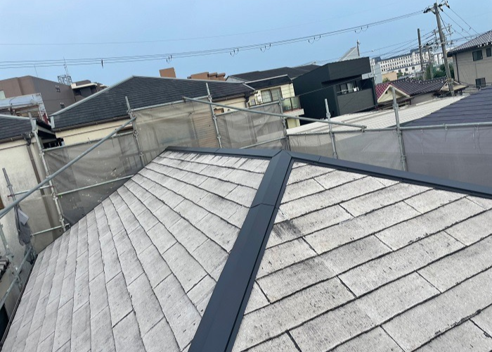伊丹市で台風で飛散した3階建てスレート屋根の棟板金を交換した後の様子