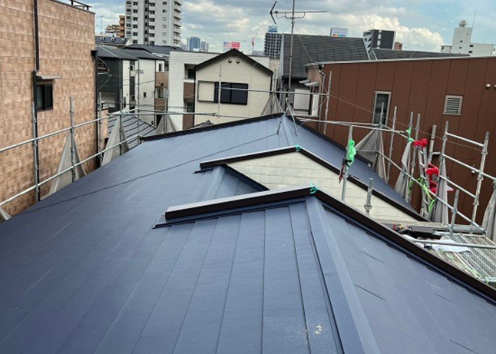 尼崎市　スレート屋根へカバー工法を行った後の様子