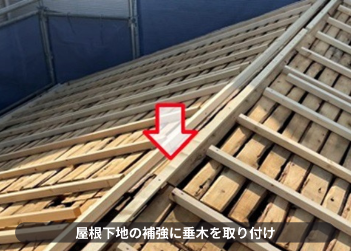 伊丹市　屋根葺き替え工事で垂木を取り付けている様子