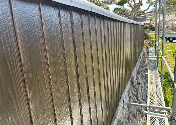 三木市で擁壁の焼杉をプリント鋼板に貼り換えた後の様子