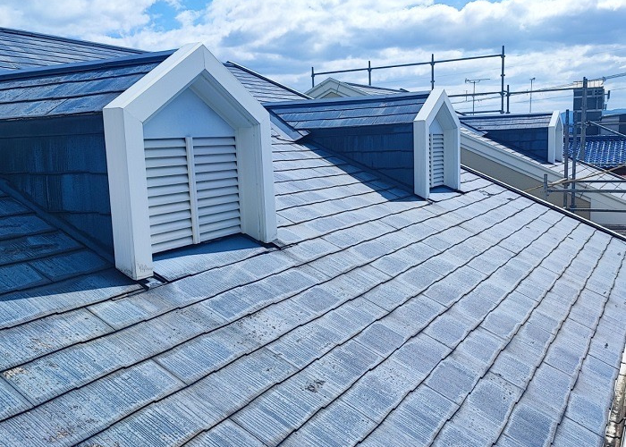 宝塚市　マンションの鳩小屋付きスレート屋根へのカバー工事を行う前の様子