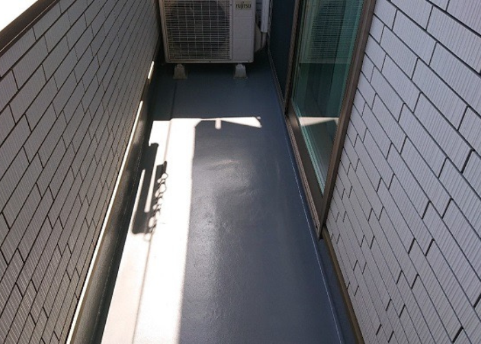 三木市でひび割れたベランダ床にウレタン防水密着工法を行った後の様子