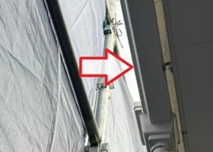 猪名川町　災害の飛来物により割れた戸建ての塩ビ雨樋を塩ビ鋼板雨樋へ取り替えた後の様子