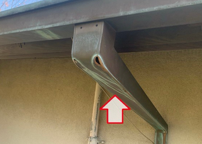 西宮市　廃盤になっている銅板製の雨樋を修理する前の様子