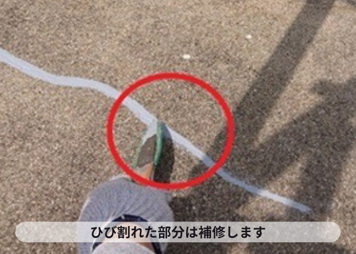 西宮市　バルコニーへの防水工事でひび割れ部分を補修している様子