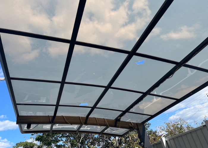 猪名川町　穴の開いたアクリル板の交換をする前の様子