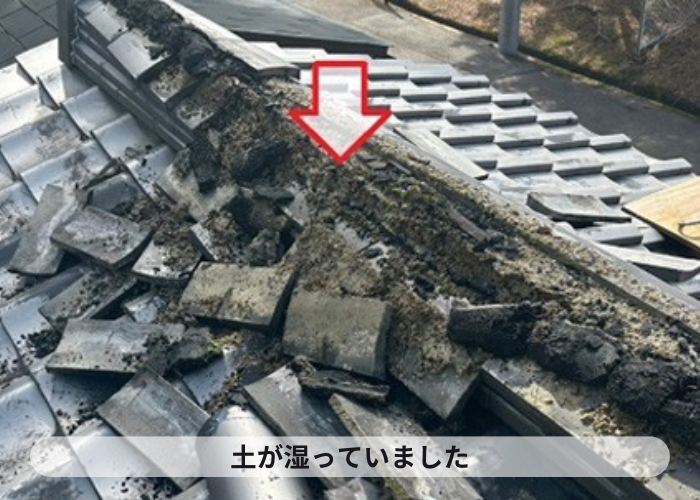 西宮市　棟瓦内部の土が湿っている様子