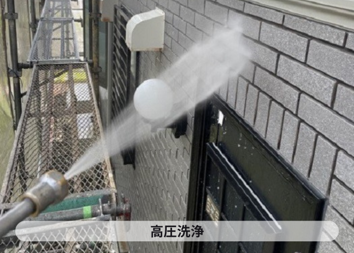 加西市　外壁リフォームで高圧洗浄している様子