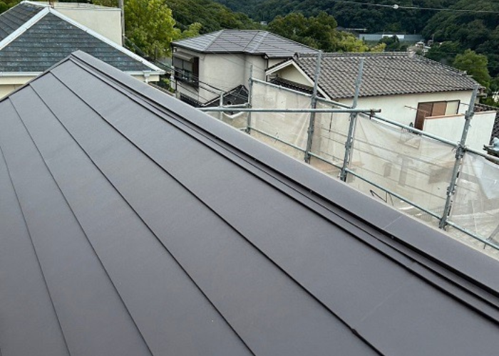 丹波市　屋根工事としてカラーベスト屋根へのカバー工法を行った後の様子