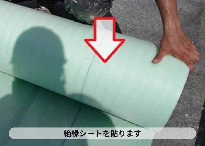 尼崎市　マンション防水工事で屋上に絶縁シートを貼っている様子