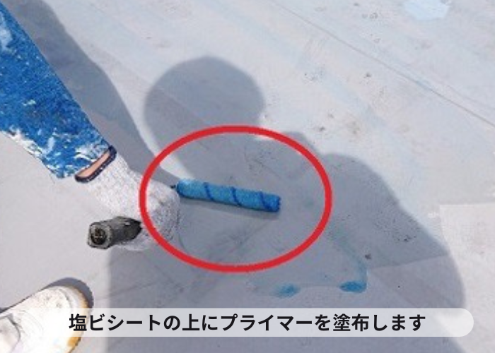 尼崎市　塩ビシー防水の上にプライマーを塗っている様子