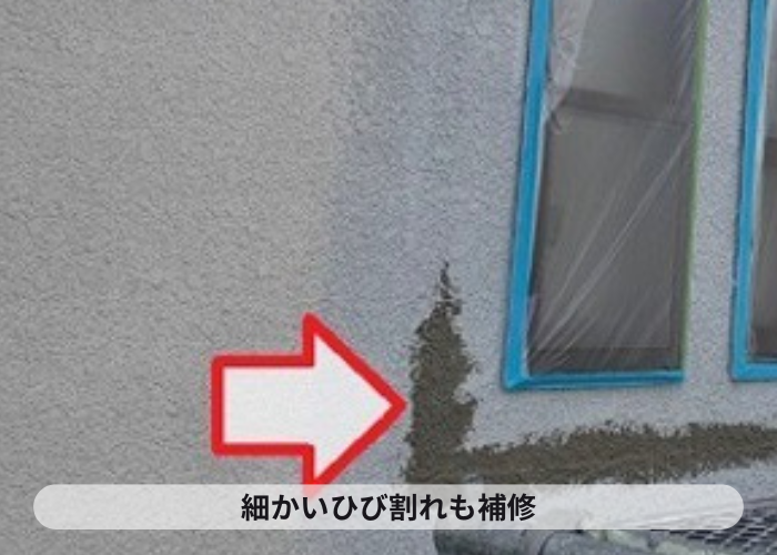 尼崎市　外壁塗り替えで窓廻りの補修をしている様子