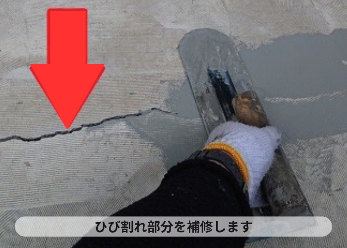市川町　共用廊下のリフォームでひび割れ部分を補修している様子