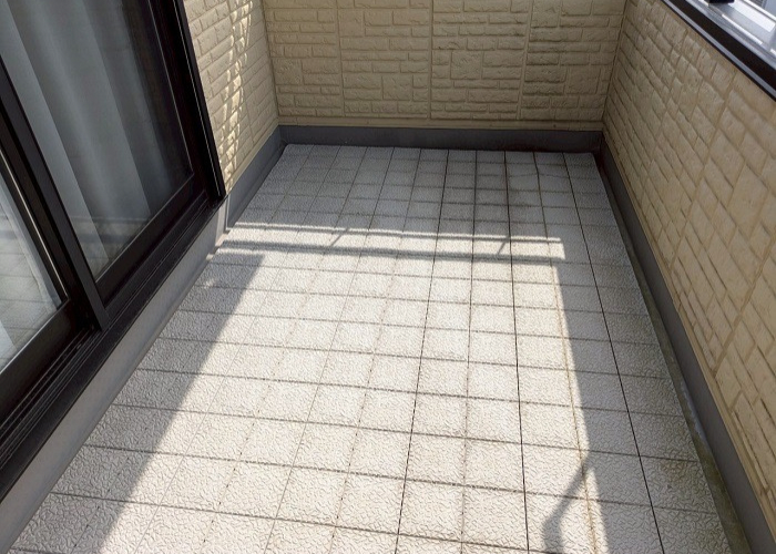 丹波市　大和ハウス戸建てのベランダシート防水を優良業者が貼り換える前の様子