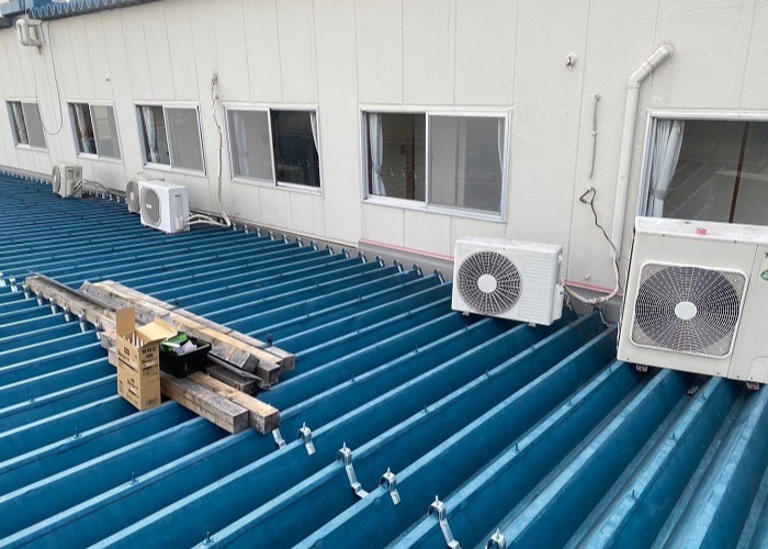 伊丹市　工場屋根の折板１５０屋根の改修工事を行う前の様子