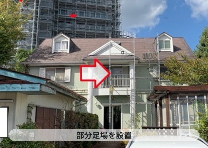 尼崎市　カラーベスト屋根の部分修理で仮設足場を設置した様子