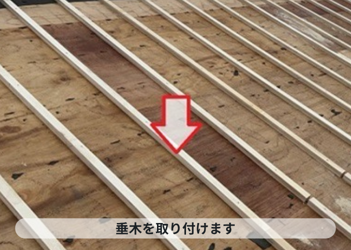 尼崎市　屋根葺き替え工事で垂木を取り付けている様子