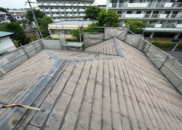 三木市で屋根断熱工事として戸建ての屋根カバー工法を行う前の様子