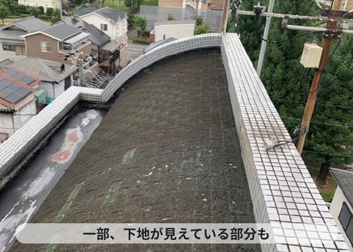 尼崎市　RC造のアスファルトシングル屋根は経年劣化で剥がれています