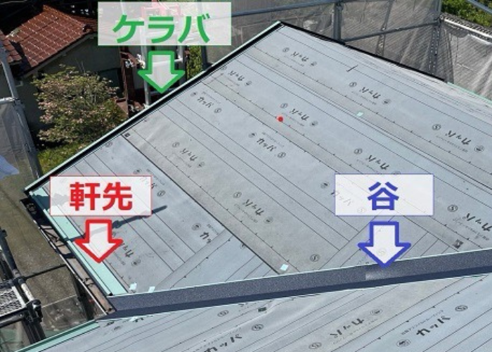 加西市　パミール屋根の各部に水切りを取り付けている様子